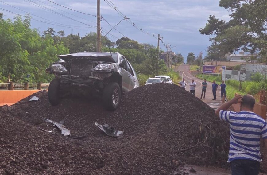 Em Dourados motorista “atropela” canteiro de obras com SW4
