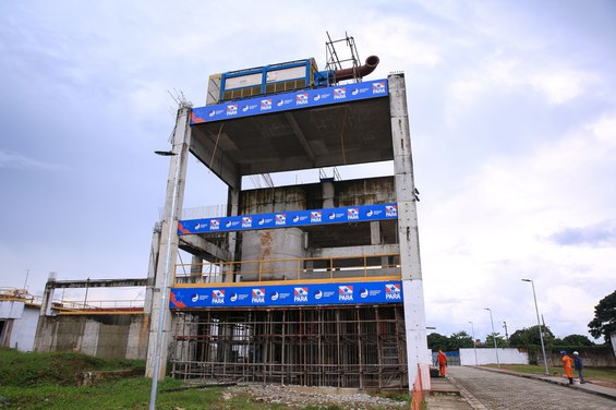 Na foto torre da estação de tratamento