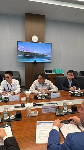 Silveira discute avanços em armazenamento de energia e destaca leilão de baterias em reunião com diretoria da Huawei na China