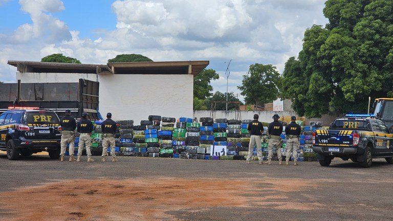 PRF apreende 4,5 toneladas de maconha e fuzil no Leste de Mato Grosso do Sul