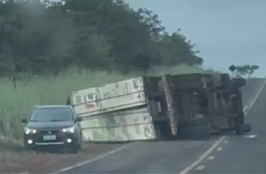 Carreta tomba na BR-060 e pista é interditada em Paraíso das Águas
