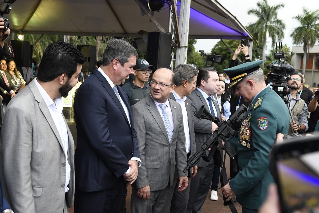 Governo do Estado entrega armamentos e motos de alta cilindrada à Polícia Militar