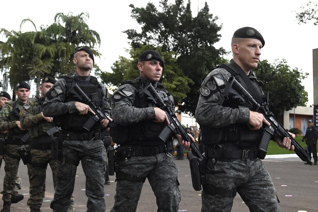 Governo do Estado entrega armamentos e motos de alta cilindrada à Polícia Militar