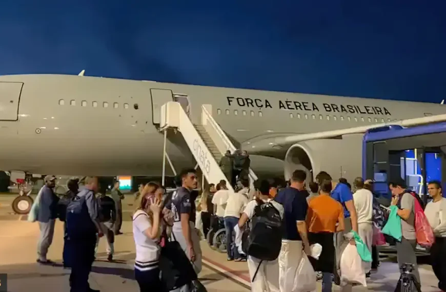 Avião com 96 brasileiros deportados dos EUA chega ao Brasil