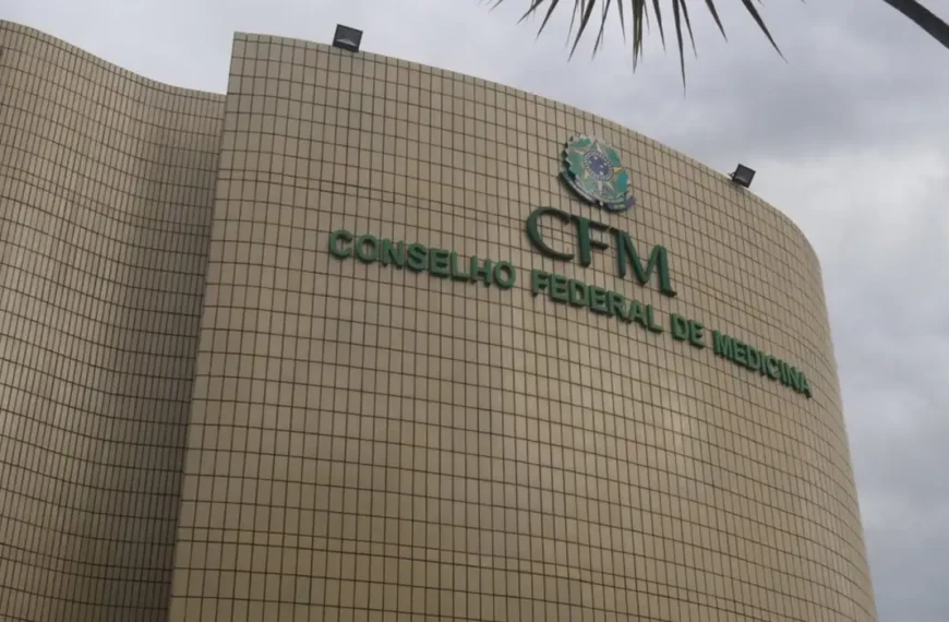 CFM veta terapia hormonal para menor de 18 anos e restringe cirurgias