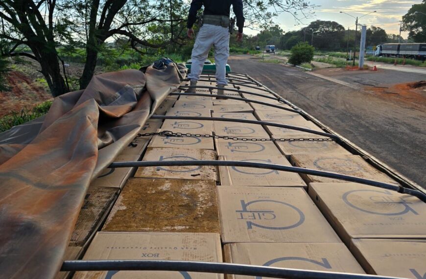 Após perseguição e tiros, carreta paraguaia é apreendida lotada de cigarro