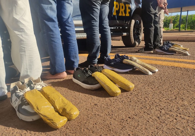 PRF apreende cocaína escondida em sapatos em Terenos