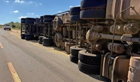 Motorista tenta desviar de obstáculo e tomba carreta