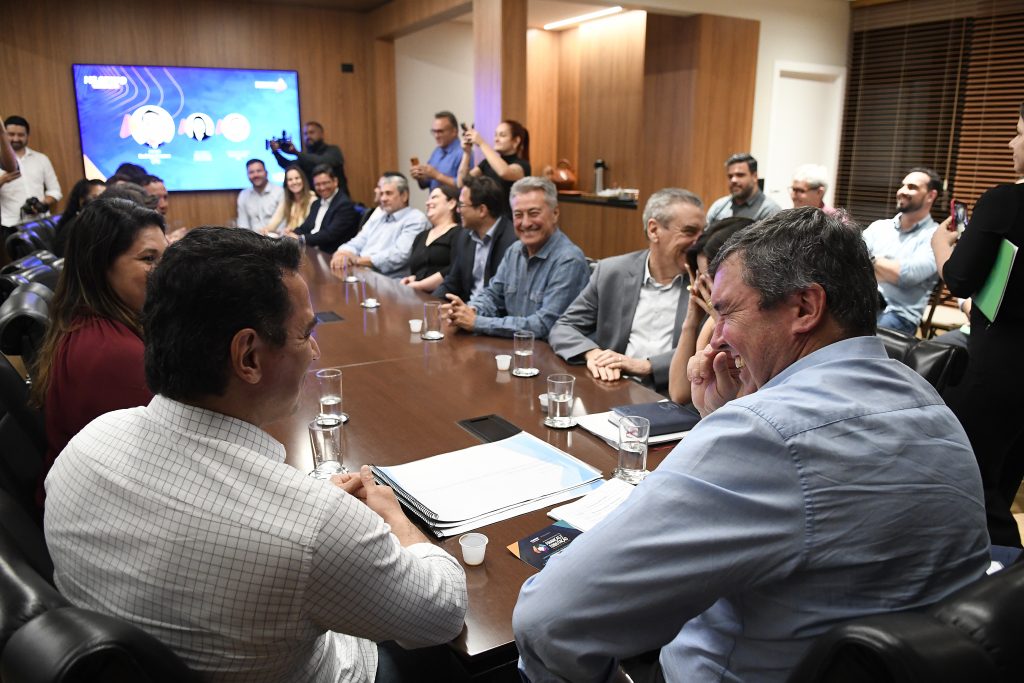 Municipalismo: Prefeito de Naviraí e vereadores apresentam ao Governo do Estado projetos estruturantes para o município