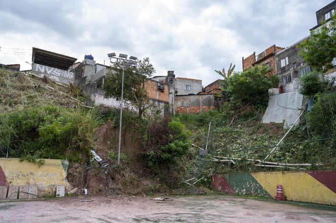 Caravana das Periferias vai a territórios afetados por desastres em São Paulo Imagem de encosta de uma comunidade paulista.