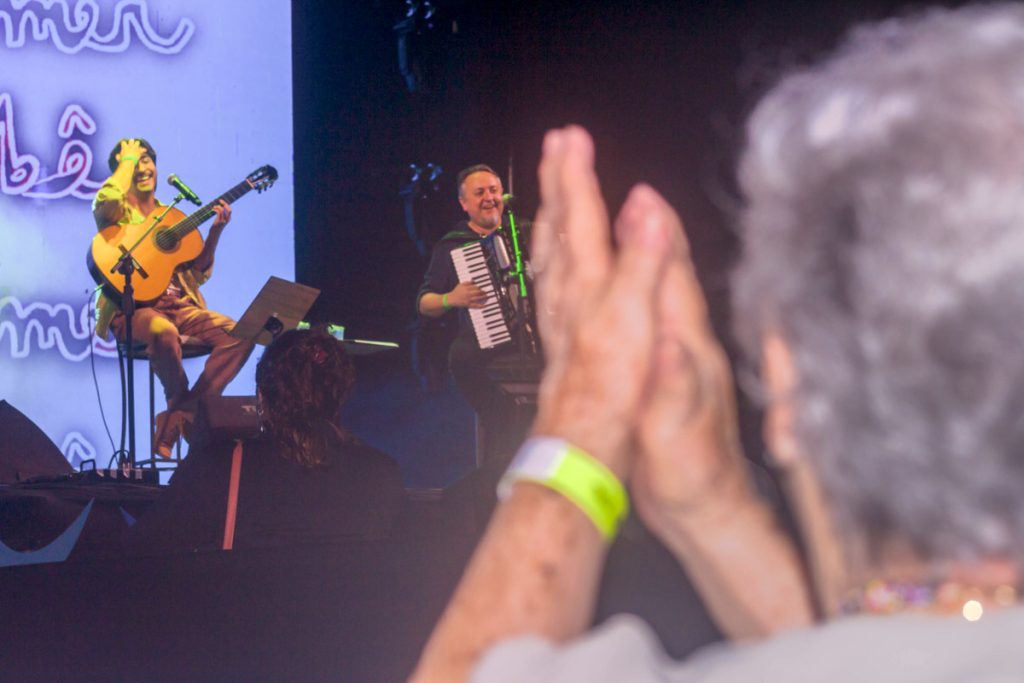 FAS 2025: musicalidade de Matu Miranda e Bebê Kramer abre o palco Américas com show cheio de emoção