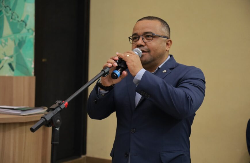 Jelson Bernabé solicita tapa-buracos numa das vias mais movimentadas do São Domingos