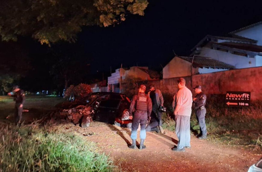 Motorista embriagado foge da PM e bate Fiesta durante perseguição