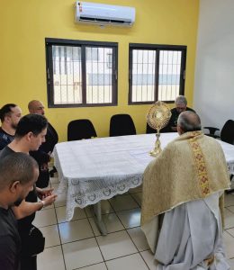 Santíssimo Sacramento visita presídios da capital em celebração ao Corpus Christi