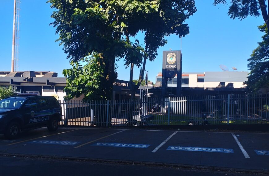 Homem é agredido com vários golpes de faca após invadir casa da ex e se esconder embaixo da cama