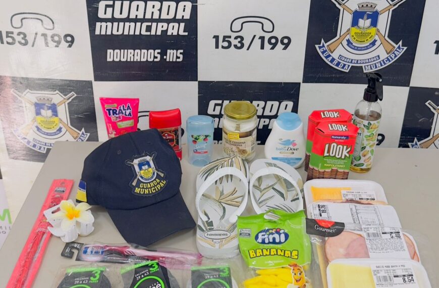Mulher é presa após ser flagrada com R$ 345 em produtos furtados de supermercado