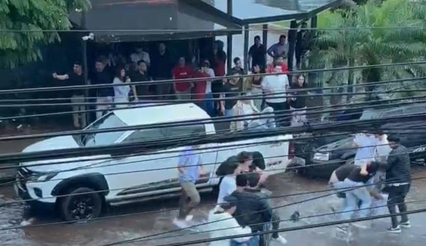 Jovens brigam em frente a uma danceteria de Pedro Juan Caballero. Tiros foram ouvidos