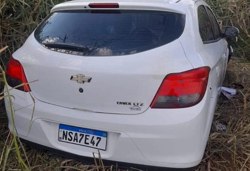 Carro roubado em Ponta Porã é encontrado abandonado e depenado no Paraguai