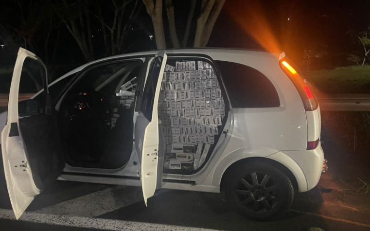 Carro de Dourados é abandonado cheio de cigarros contrabandeados em São Paulo