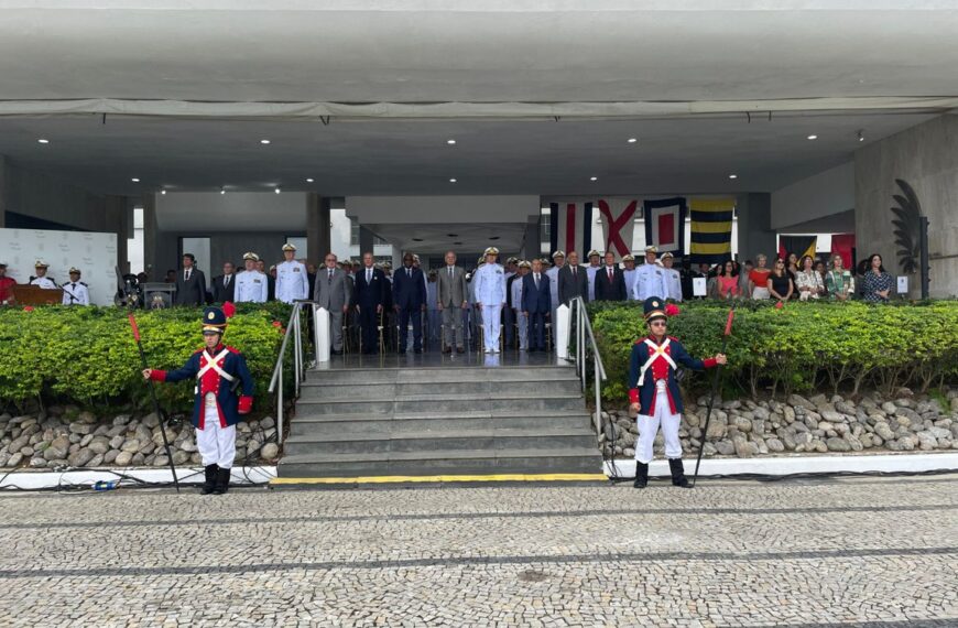 Ministro preside cerimônia de entrega de espadins na Escola Naval