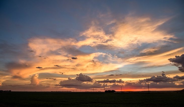Domingo de sol com muitas nuvens na fronteira