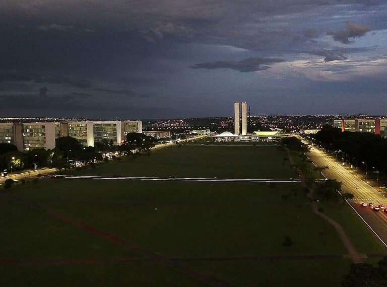 Sancionada lei que reajusta salários de servidores do Poder Executivo federal