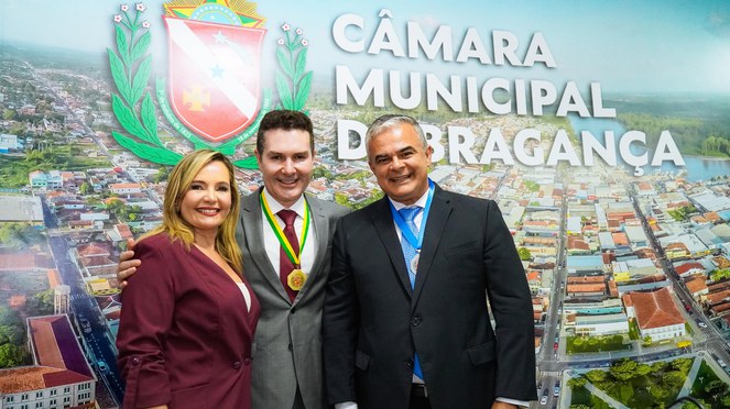 Ministro Jader Filho ao lado de vice-prefeita Marcelu Castanho e o prefeito, Mario Junior de Bragança, Pará. 
