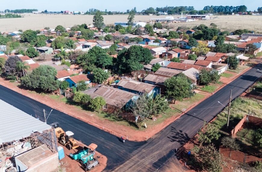 Prefeitura executa pavimentação asfáltica no bairro Júlia Cardinal