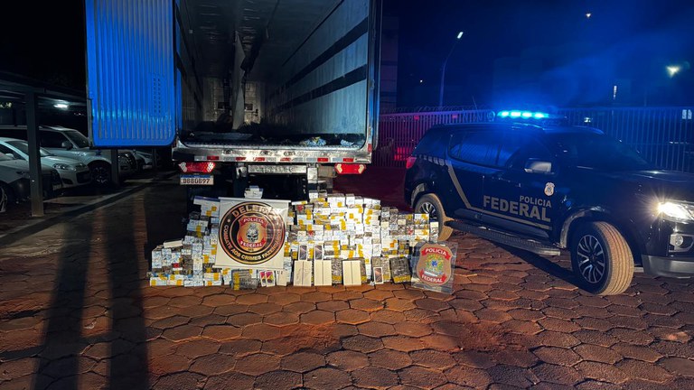 Caminhão frigorífico é apreendido com quase mil celulares contrabandeados