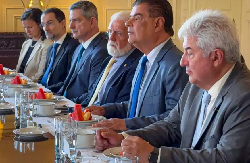 Senadores brasileiros buscam diálogo sobre tarifas impostas por Trump