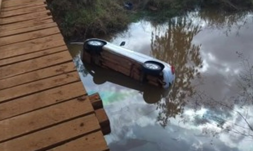 Mãe e filha morrem após carro cair de ponte no Rio Ivinhema