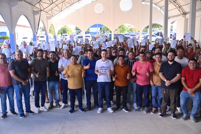 Ministro Jader Filho com beneficiários do programa Minha Casa, Minha Vida, no Pará.