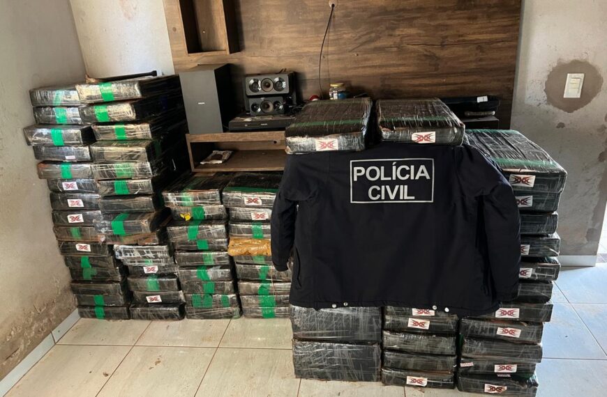 Alvo de mandado, homem consegue fugir e “abandona” quase 2t de maconha