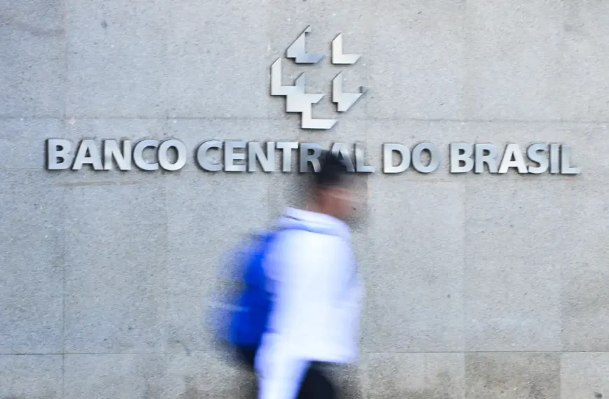 BC acompanha tarifaço e vê juro alto por tempo “bastante prolongado”