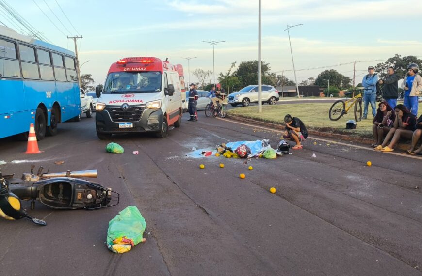 Mulher morre após motocicleta bater em caminhonete em MS