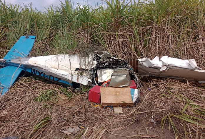 Avião com cocaína cai em canavial e piloto morre