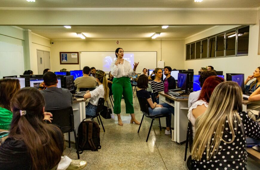 UNIGRAN capacita professores para uso de inteligência artificial (IA) no ensino
