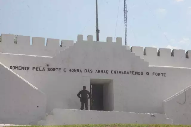 Restauração do Forte Coimbra é lançada com ministro, general e calor de 42ºC