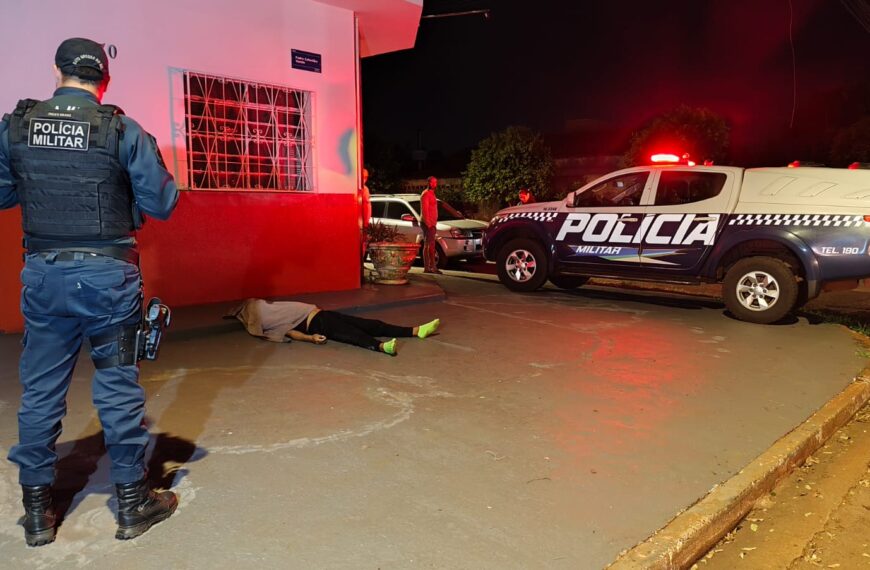 ASSISTA: Homem é assassinado com facada no peito durante bebedeira