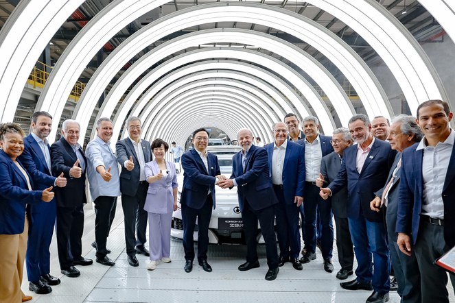 Governo do Brasil aposta na retomada da indústria naval com fábricas de fertilizantes e construção de embarcações na Bahia Presidente Lula, ministros e executivos da BYD visitaram a linha de montagem de veículos no Polo Petroquímico de Camaçari | Foto: Ricardo Stuckert / PR