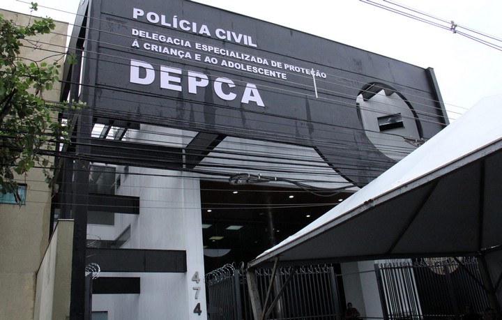 Mulher é presa em flagrante após agredir a filha de 8 anos a chineladas e cinto