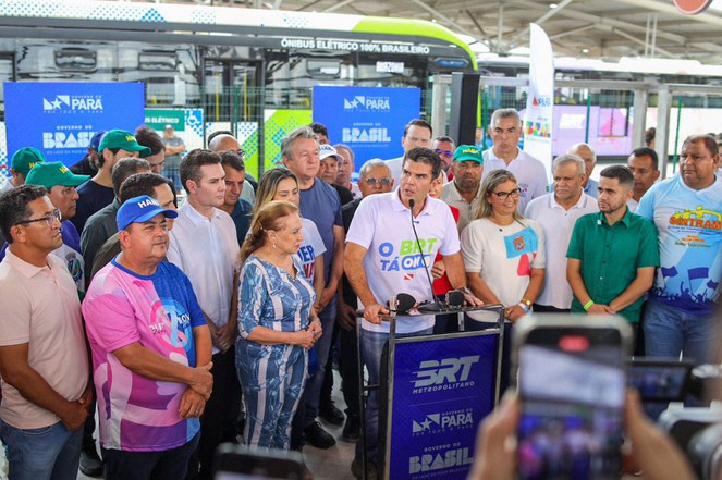 Na imagem, ministro Jader Filho ao lado do governador Helder Barbalho durante discurso de entrega de BRT´s em Belém. 