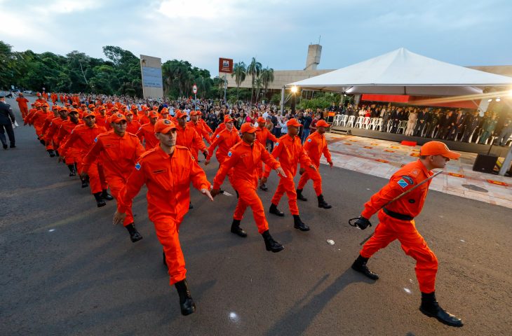 Governo de MS entrega de novas viaturas e forma oficiais e soldados temporários