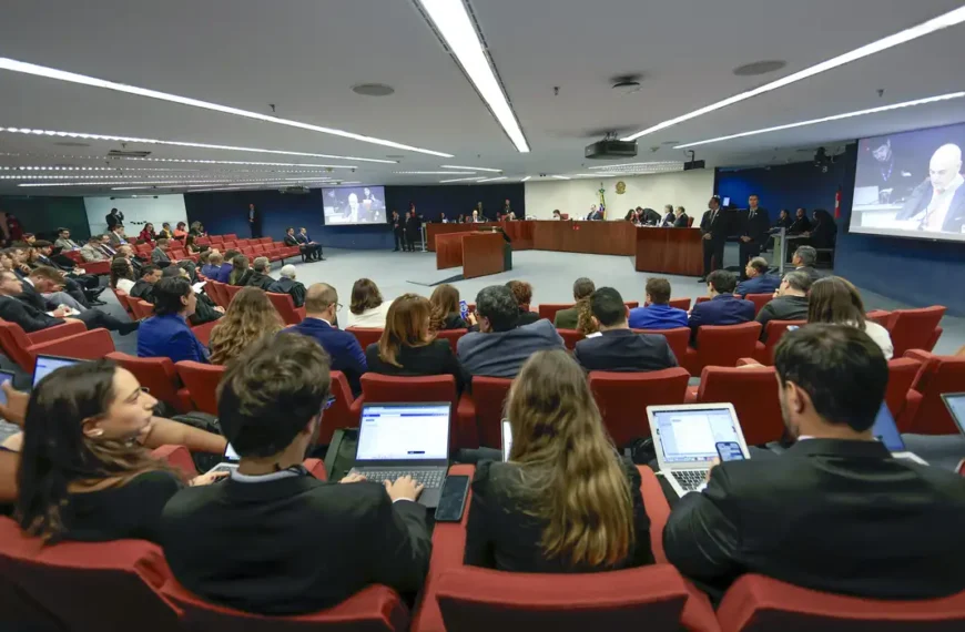 Moraes nega incluir ministro Fux em julgamento do núcleo 2