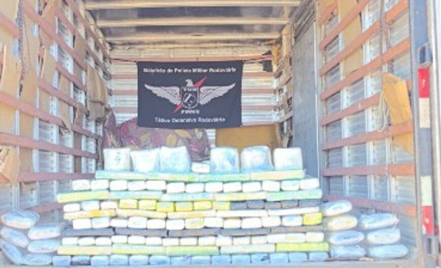 Caminhão de mudança escondia mais de 100 quilos de maconha