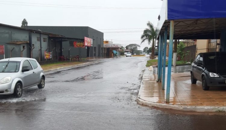 Dia de sol com algumas nuvens e chuva passageira em Ponta Porã
