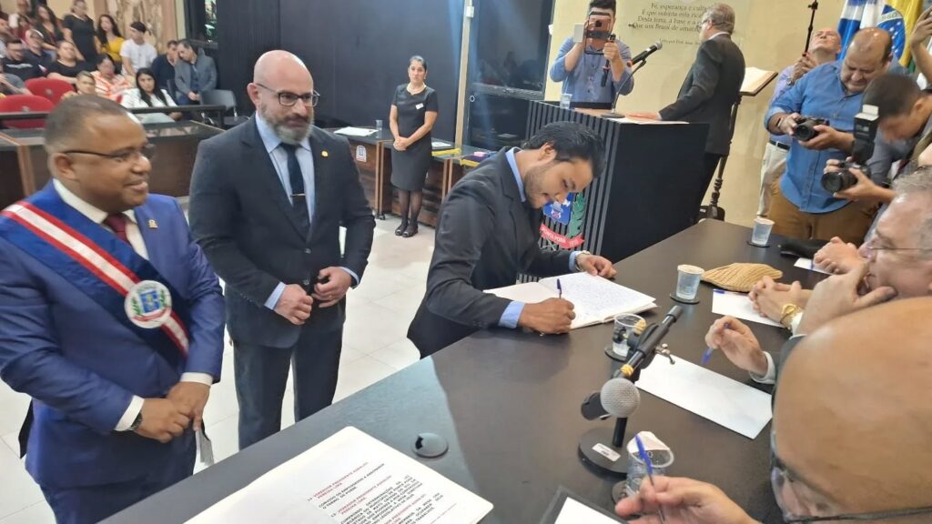 Em sessão solene, Jelson Bernabé assume a presidência da Câmara em Ponta Porã