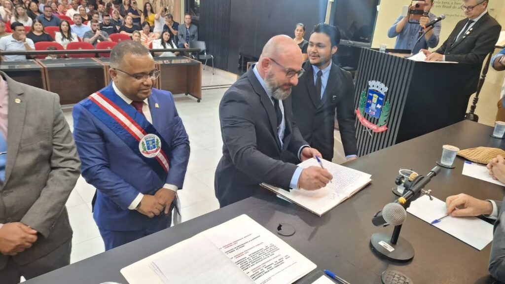 Em sessão solene, Jelson Bernabé assume a presidência da Câmara em Ponta Porã