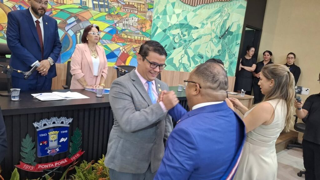 Em sessão solene, Jelson Bernabé assume a presidência da Câmara em Ponta Porã