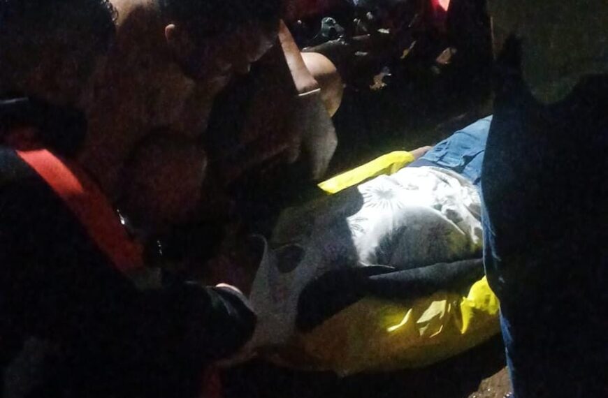 Motociclista fica gravemente ferido ao bater em caminhão parado